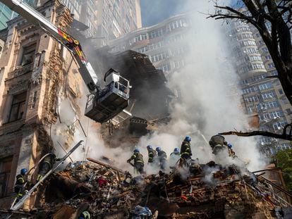 Los servicios de emergencia trabajan en un edificio de Kiev atacado este lunes por drones 'suicida' lanzados por Rusia.