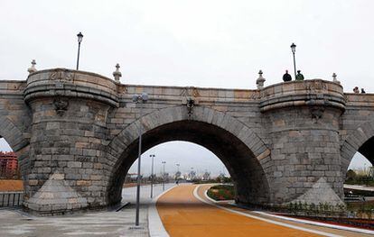 El carril bici que pasa por debajo del Puente de Toledo.