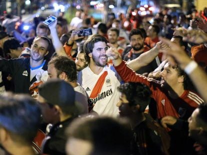 Hinchas de River Plate esperan la llegada de los jugadores al hotel de Lima donde esperarán el partido ante Flamengo.