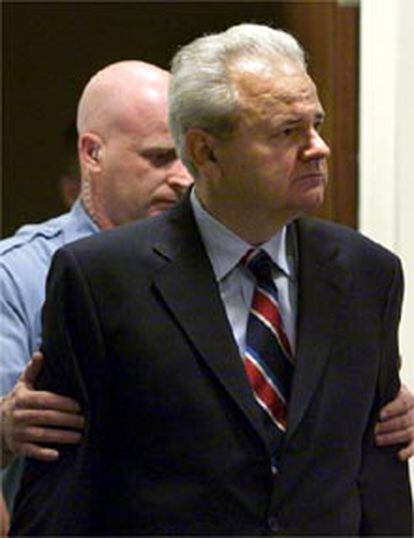 Slobodam Milosevic es conducido a la sala del juicio, en una imagen de archivo
