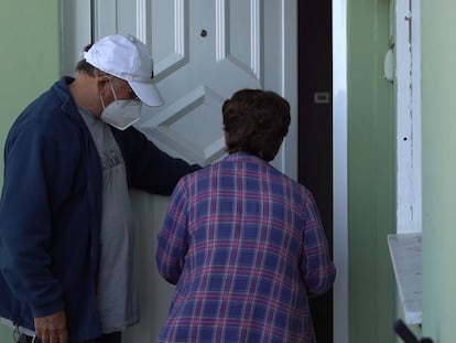 Un hombre y una mujer vuelven a casa este lunes tras ser evacuados por la erupción del volcán de La Palma.