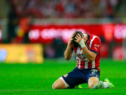 Alan Mozo, jugador de las Chivas, se lamenta tras perder la final de la Liga MX ante Tigres.