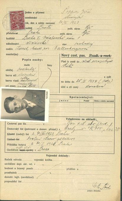 El pasaporte de Jiri Propper, el joven checoslovaco asesinado en Auschwitz de quien ha aparecido una foto con un pin de la Real.