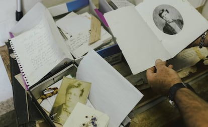 Fotografías dejadas sobre la tumba de Arthur Rimbaud en el cementerio de Charleville (Francia).