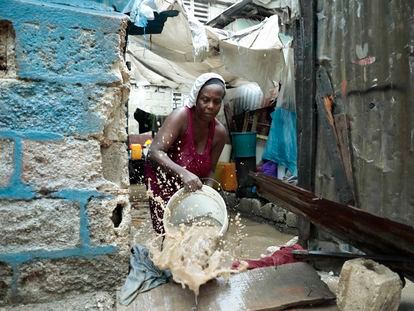 Una mujer saca agua de su casa inundada en Puerto Príncipe el 3 de junio de 2023.