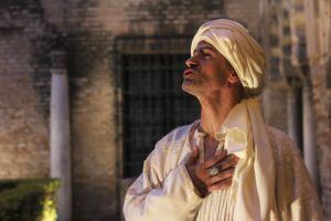 El poeta Al-Mutamid interpretado por un miembro de la compañía de Teatro Clásico de Sevilla.