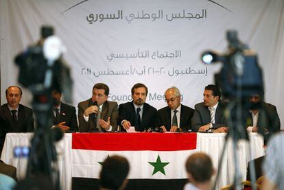 Miembros de la oposición siria, ayer durante su reunión en Estambul.