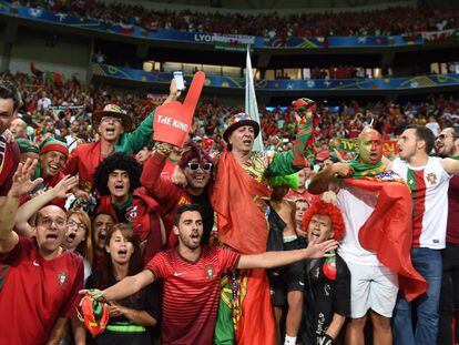 Aficionados portugueses celebran el pase a la final. 