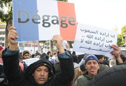 Seguidores de Ennahda portan esl&oacute;ganes contra Francia, a la que gritan &quot;l&aacute;rgate&quot;, como hicieran los revolucionarios contra Ben Ali.