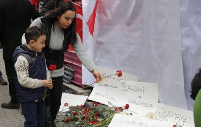 Habitantes de Estambul colocan flores en el lugar de la Avenida Istiklal donde el pasado 19 de marzo murieron cuatro turistas al inmolarse un suicida vinculado al Estado Islámico.