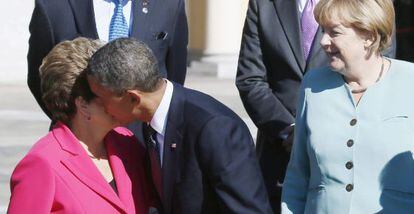 Obama besa a Dilma Roussef este viernes.