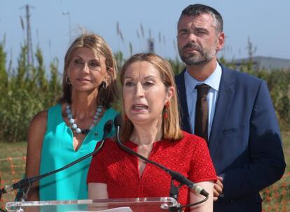 Ana Pastor amb Santi Vila i Llanos de Luna.