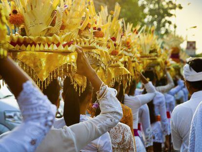 Esta es una de las experiencias que todos los viajeros recuerdan al regresar de Bali: procesiones por todas partes. Mientras se saborea un café en Seminyak, o en Ubud, comienza a escucharse el sonido de un gamelan, el tráfico se detiene y una multitud de balineses, elegantemente ataviados, pasa a toda prisa con montañas de fruta, parasoles de borlas y un par de peludos y enmascarados barongs (criatura mítica mezcla de león y perro). La procesión se esfuma igual que surge y deja tras de sí un destello de oro y seda blanca, y pétalos de hibisco. Cada día se celebran decenas de ellas por toda la isla.