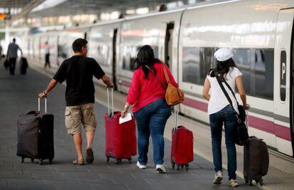 Viajeros en el andén de Atocha, en Madrid.