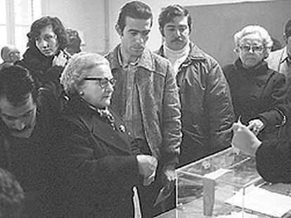 Votantes sobre el referéndum de la Constitución el 6 de diciembre de 1978.