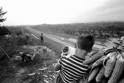 Una familia de agricultores en día de la inauguración de la Auopista del Sol en 1962.