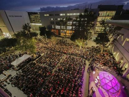 Uno de los actos de la Bienal del Pensamiento sobre el género en la plaza Corominas.