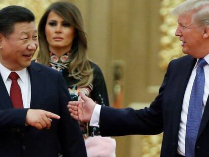 El presidente chino Xi Jinping bromea con Donald Trump el pasado jueves, durante la visita del presidente de EEUU al país asiático.