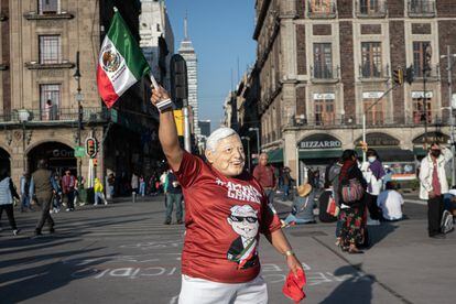 Un hombre con indumentaria alusiva al presidente de México, sobre la plancha del Zócalo