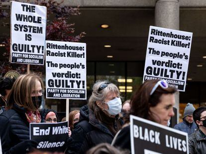 Manifestantes contra la sentencia que exculpa a Kyle Rittenhous en Louisville, Kentucky, el pasado 20 de noviembre.