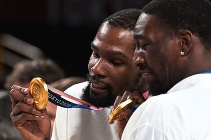 Kevin Durant y Adebayo, con la medalla de oro de Tokio 2020.
