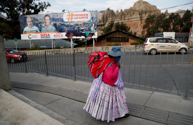 Una mujer camina en La Paz en vísperas de las elecciones presidenciales.