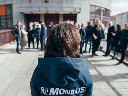 Varios trabajadores concentrados a la entrada de la estación de autobuses de Ferrol, este viernes.