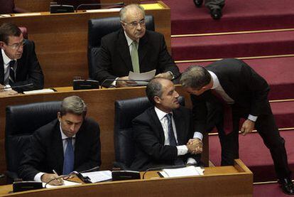 Rafael Blasco, detrás de Francisco Camps, que saluda a Ricardo Costa durante la sesión de control en las Cortes Valencianas.