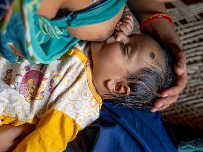 Payal con su hijo de dos meses, Yunik, en  Dungarpur, Rajastán, India.