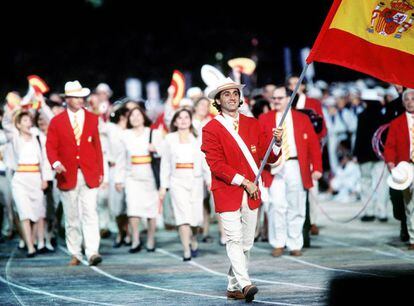 El jugador de Waterpolo Manel Estiarte, medalla de plata en Barcelona 92 y oro en Atlanta 96, encabeza la delegación española en la ceremonia de inauguracion de los Juegos Olimpicos de Sydney 2000.