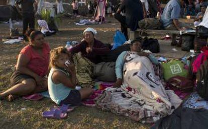 La familia Baires, descansa en el campo de fútbol de Matías Romero