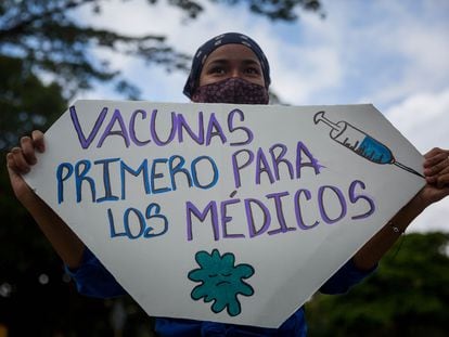 Un grupo de personas participa en una manifestación para exigir vacunas, la semana pasada en Caracas.