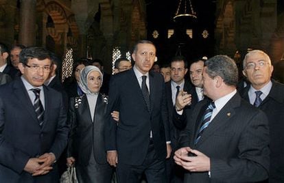 El primer ministro de Turquía, Recep Tayyip Erdogan, acompañado por su esposa Emine, el ministro turco de Exteriores, Ahmet Davutoglu y el subdelegado de Córdoba, Jesús María Ruiz, durante la visita a la Mezquita.