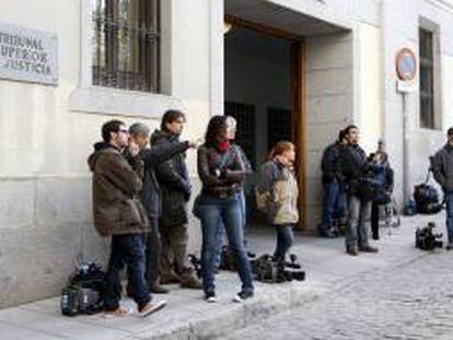 Medios de comunicación en la entrada al Tribunal Superior de Justicia de Madrid (TSJM). EFE/Archivo