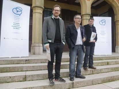 Pablo Ber&aacute;stegui, director de San Sebasti&aacute;n 2016, y Paul Bilbao, de Kontseilua, en el exterior del Palacio Miramar donostiarra.