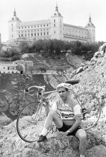 El ciclista español Federico Martín Bahamontes posa con su bicicleta, delante del Alcázar, durante una entrevista en Toledo, el año 1968.