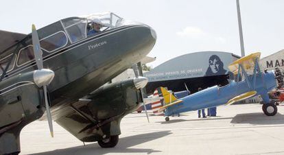 Carlos Valle, dentro del Dragon Rapide, en Cuatro Vientos.