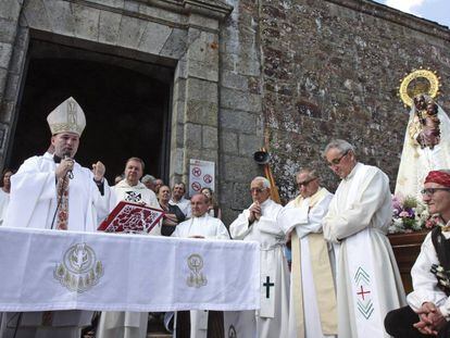 El obispo de Ciudad Rodrigo, Raúl Berzosa, actualmente en retiro temporal por razones personales, en una misa en 2015 en el santuario de la Virgen de la Peña de Francia.