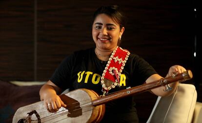 Asmâa Hamzaoui, con su guembri, el miércoles en la Casa Árabe de Madrid.
