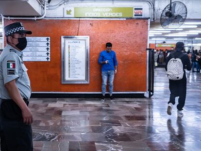 Miembros de la Guardia Nacional vigilan la estación de Indios Verdes