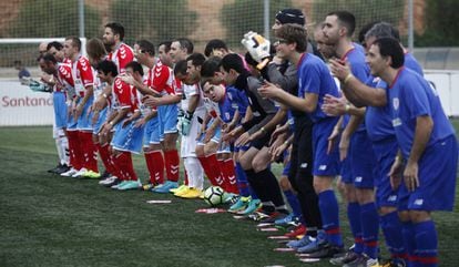 Jugadores del Athletic de Bilbao y el Lugo bailan la 'haka' de LaLiga Genuine Santander antes del partido.