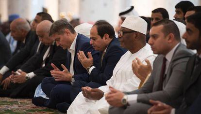 El presidente egipcio, Abdelfat&aacute; al Sisi, durante el rezo este viernes en una mezquita de Abu Dhabi.