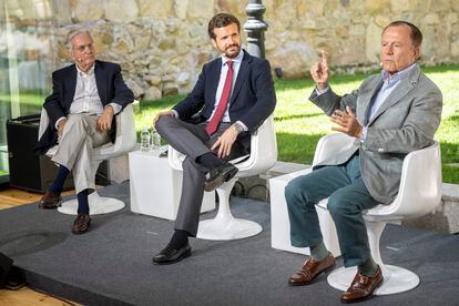 El exministro Rafael Arias Salgado; el presidente del PP, Pablo Casado y el exministro Ignacio Camuñas el pasado 19 de julio.