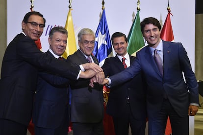 Líderes de diferentes países americanos posan para una foto durante la VIII Cumbre de las Américas en Lima, Perú, el 14 de abril de 2018.