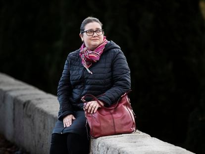 Angela Porras, la madre que ha denunciado los comentarios homófobos que sufre su hija en un colegio de Madrid, este lunes en la capital.