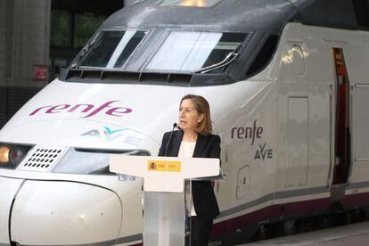 La ministra de Fomento, Ana Pastor, durante una presentación del AVE en la estación de Atocha.