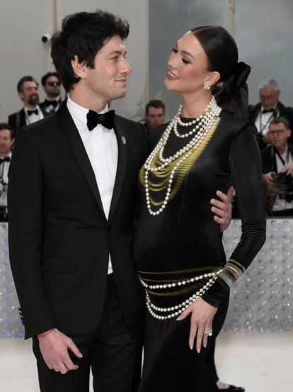 La modelo Karlie Kloss y su marido, Joshua Kushner, el la gala Met 2023.