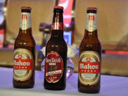 Botellines de Mahou; en el centro, envase de la cerveza india adquirida.