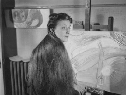 La artista Louise Bourgeois en el estudio de su piso en Nueva York, cerca a 1946.