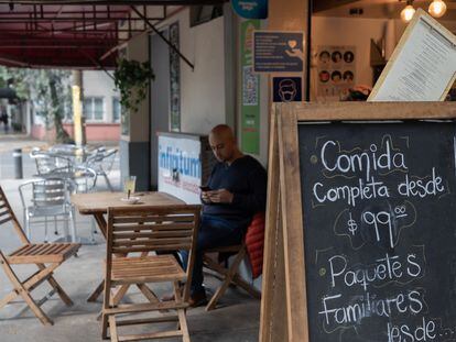 Exterior de un restaurante en Ciudad de México, con el menú expuesto en la entrada.